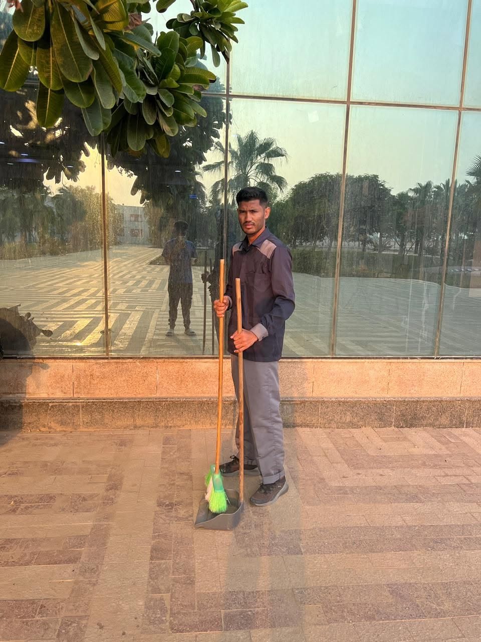 Exterior and glass-area cleaning support